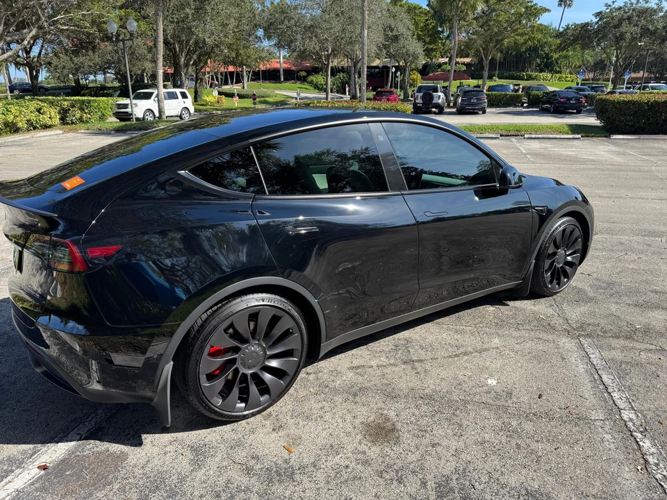 2022 Tesla Model Y Performance - Image 17 of 31