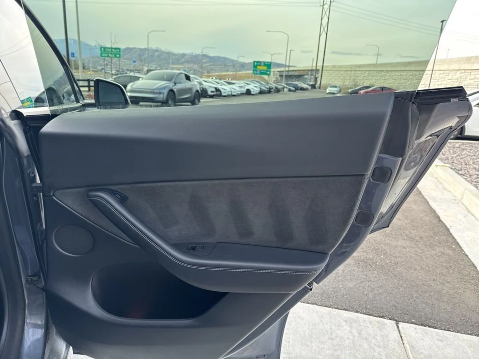 2022 Tesla Model Y Performance - Image 17 of 21