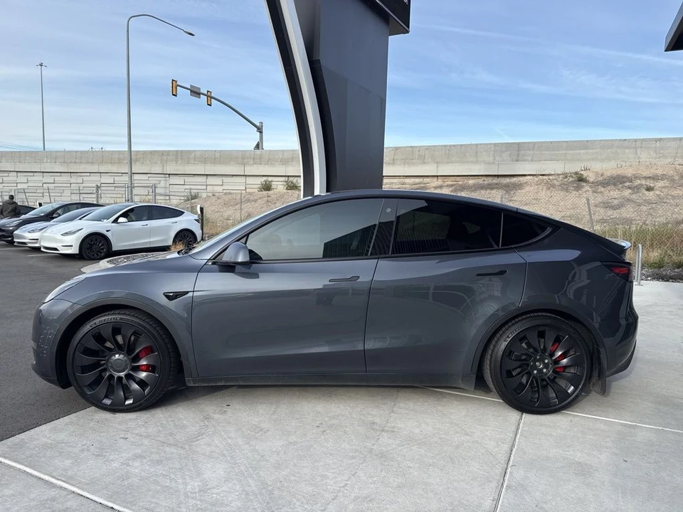 2022 Tesla Model Y Performance - Image 4 of 21