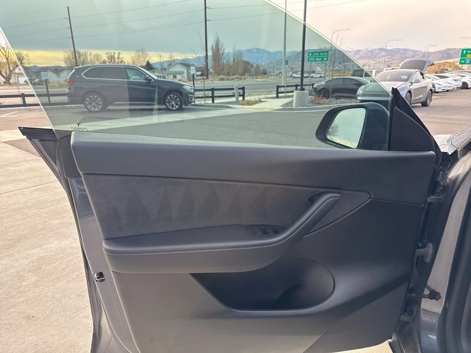 2022 Tesla Model Y Performance - Image 10 of 21