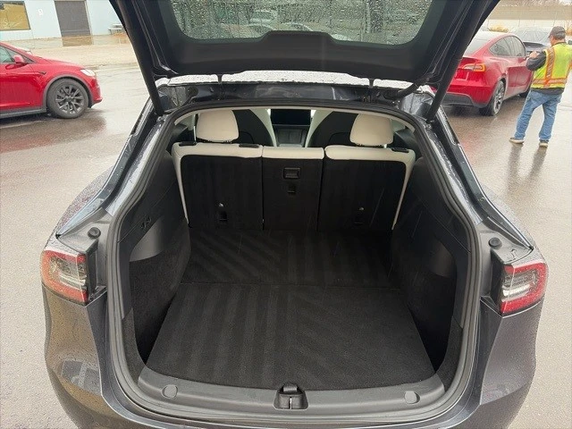 2022 Tesla Model Y Performance - Image 17 of 21