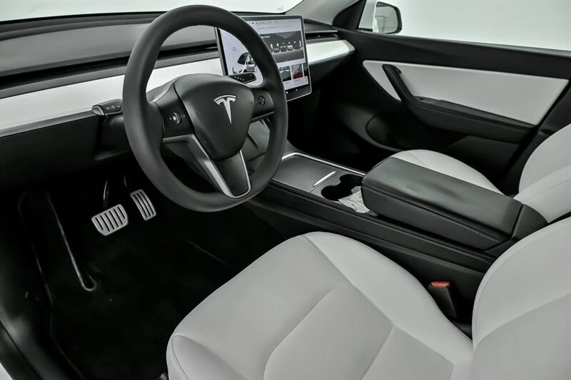 2022 Tesla Model Y Performance - Image 16 of 21