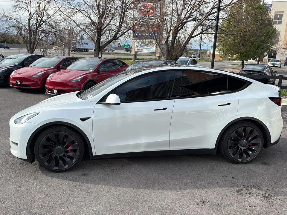 2022 Tesla Model Y Performance - Image 5 of 21