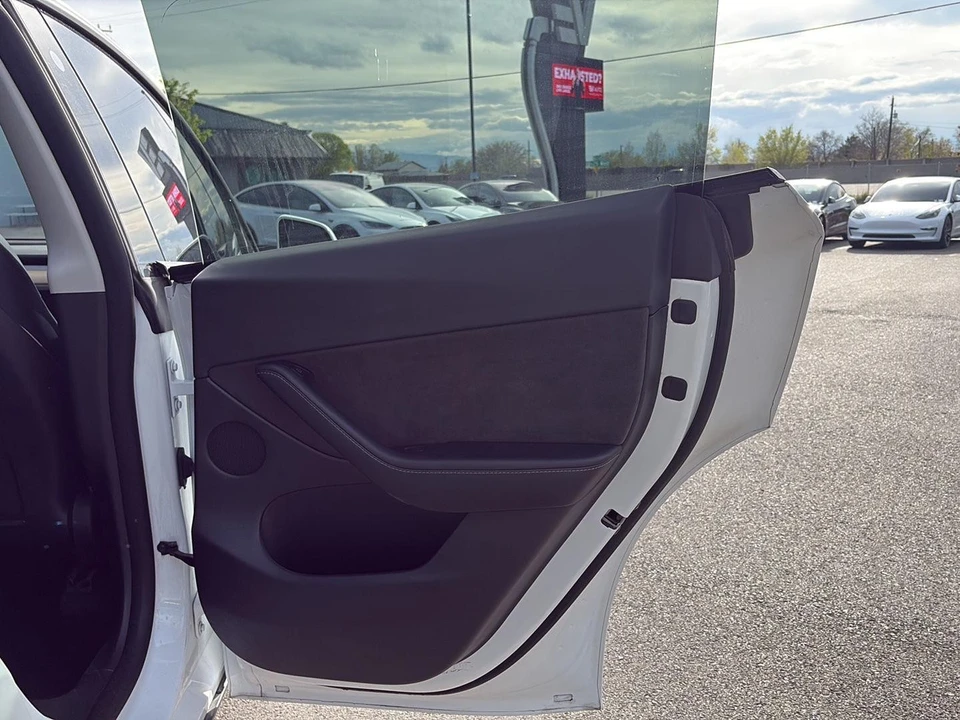 2022 Tesla Model Y Performance - Image 17 of 21