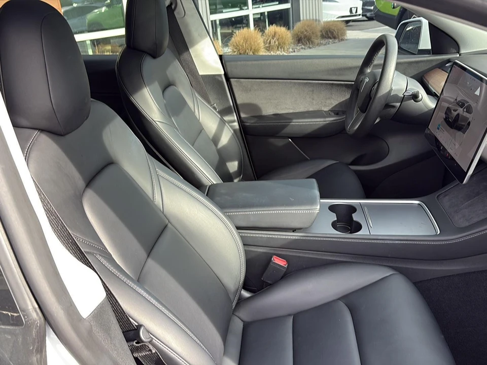2022 Tesla Model Y Performance - Image 21 of 27