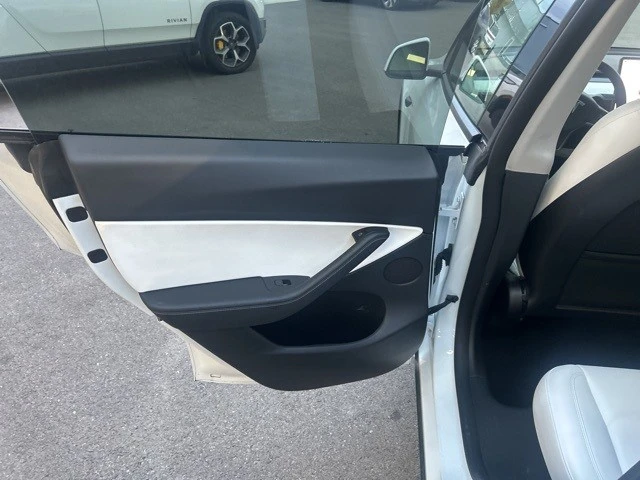 2022 Tesla Model Y Performance - Image 14 of 21