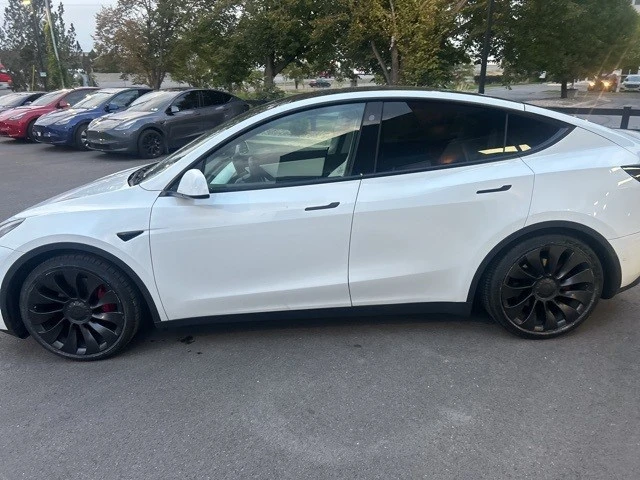 2022 Tesla Model Y Performance - Image 5 of 21