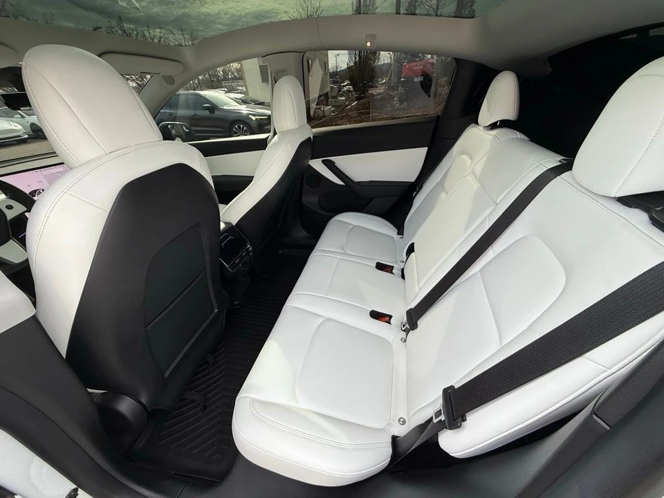 2022 Tesla Model Y Performance - Image 10 of 13
