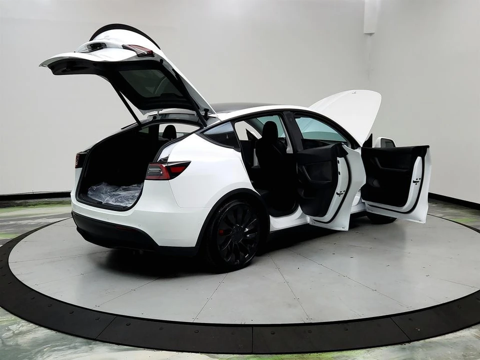 2022 Tesla Model Y Performance - Image 11 of 12