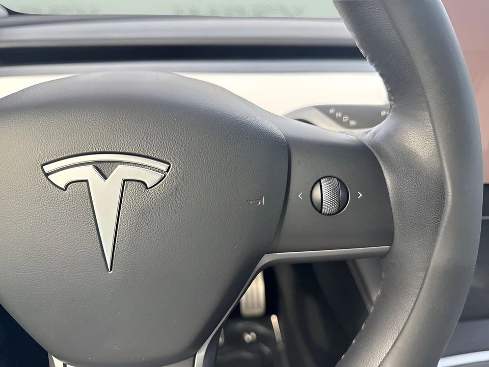 2022 Tesla Model Y Performance - Image 17 of 21