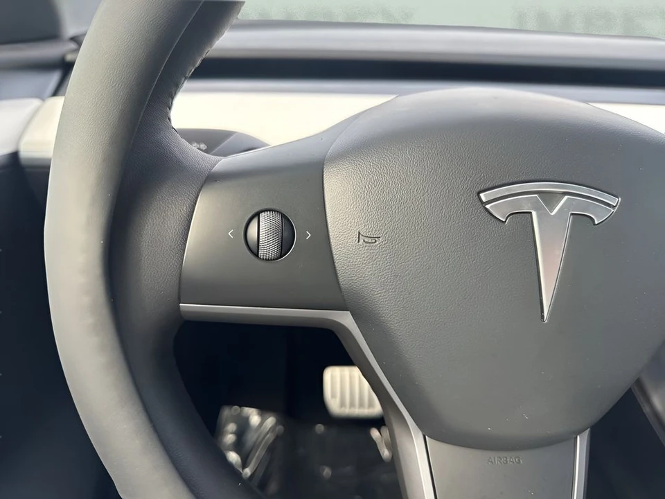 2022 Tesla Model Y Performance - Image 16 of 21