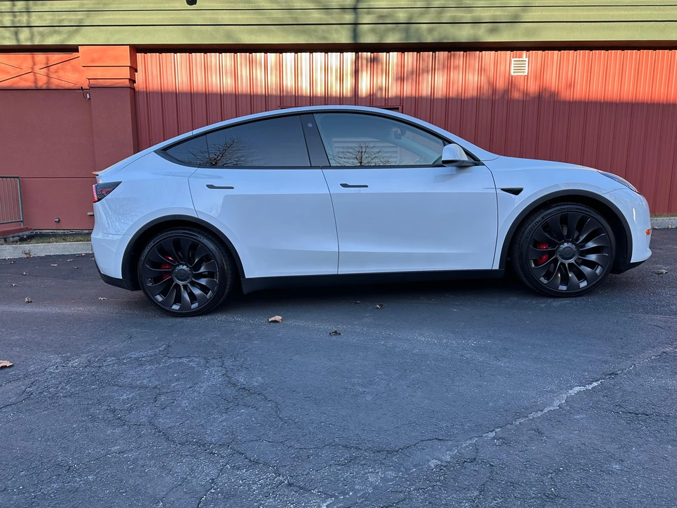 2022 Tesla Model Y Performance - Image 13 of 31