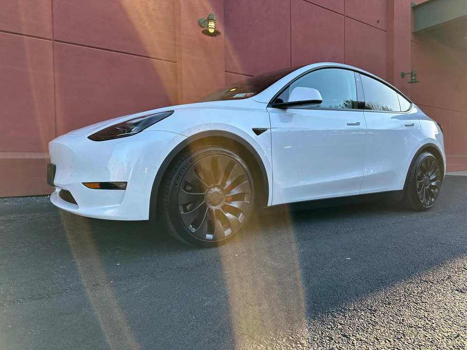 2022 Tesla Model Y Performance - Image 9 of 31