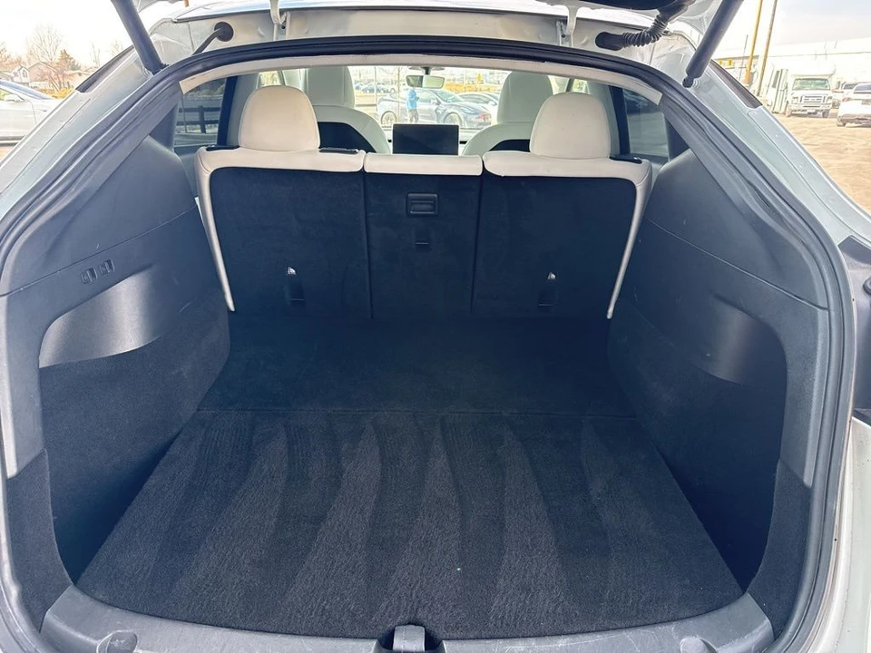 2022 Tesla Model Y Performance - Image 14 of 21