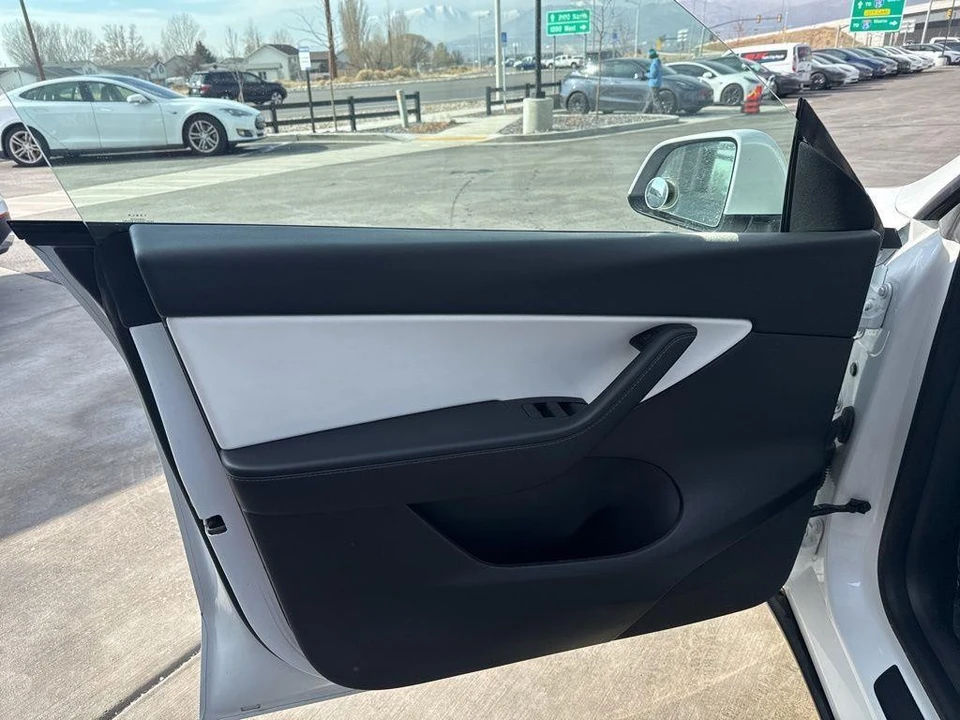 2022 Tesla Model Y Performance - Image 9 of 21