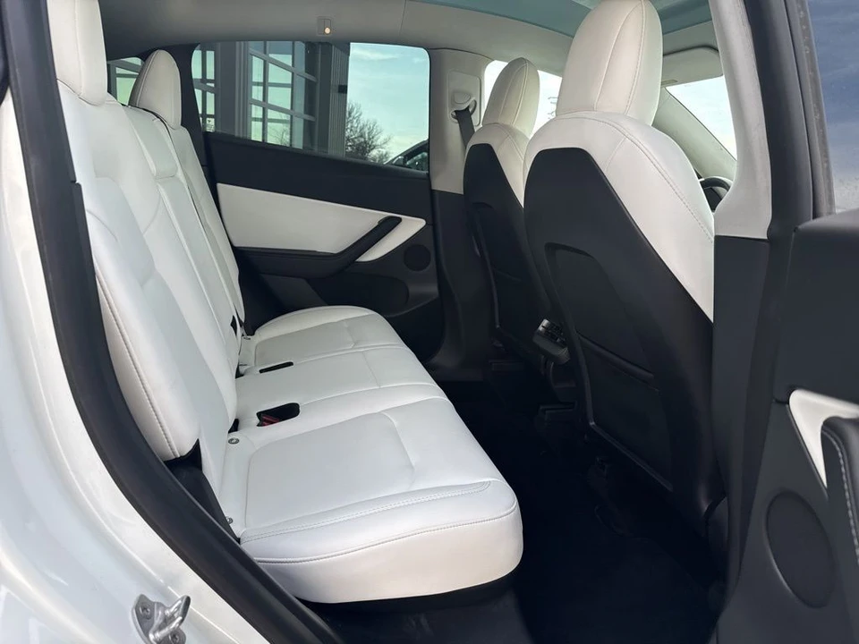 2022 Tesla Model Y Performance - Image 17 of 21