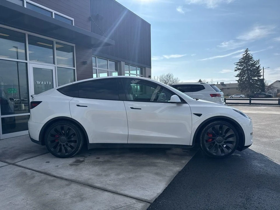 2022 Tesla Model Y Performance - Image 7 of 21