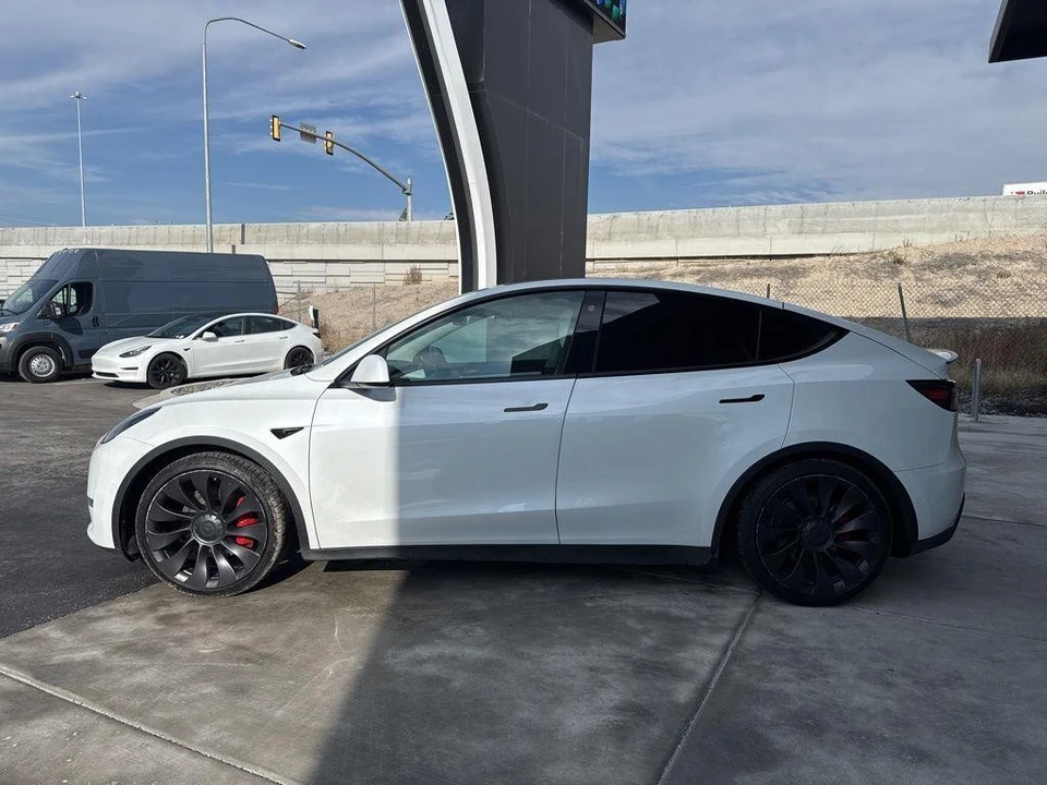 2022 Tesla Model Y Performance - Image 4 of 21