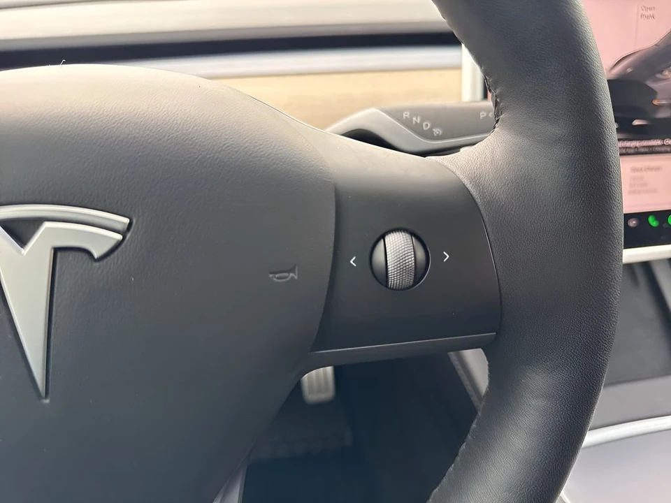 2022 Tesla Model Y Performance - Image 17 of 21