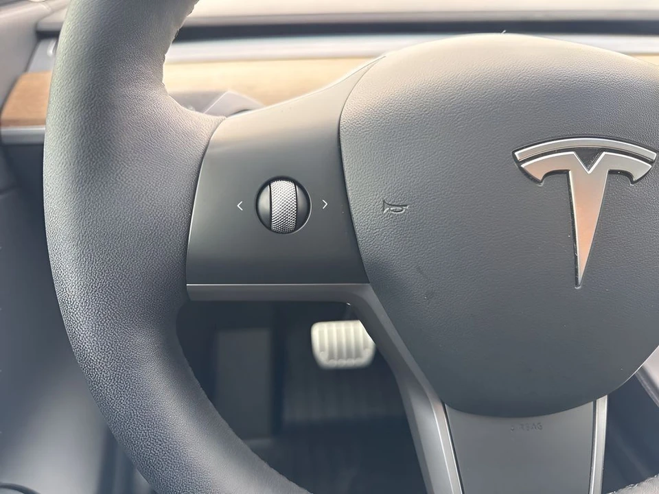 2022 Tesla Model Y Performance - Image 16 of 21