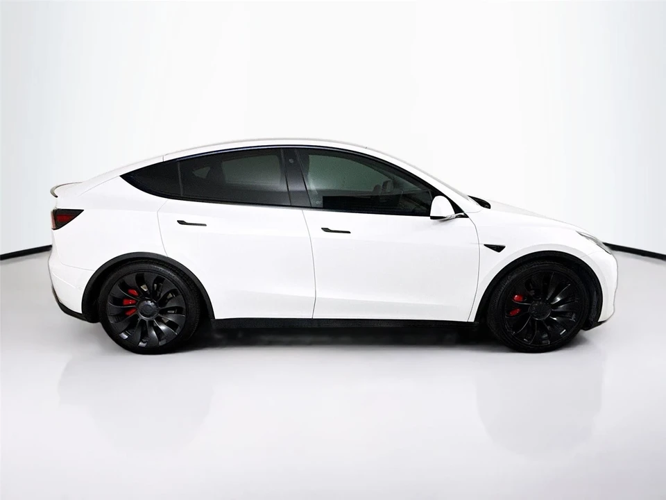 2022 Tesla Model Y Performance - Image 16 of 21