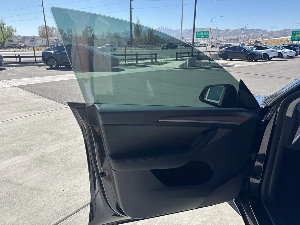 2022 Tesla Model Y Performance - Image 11 of 21