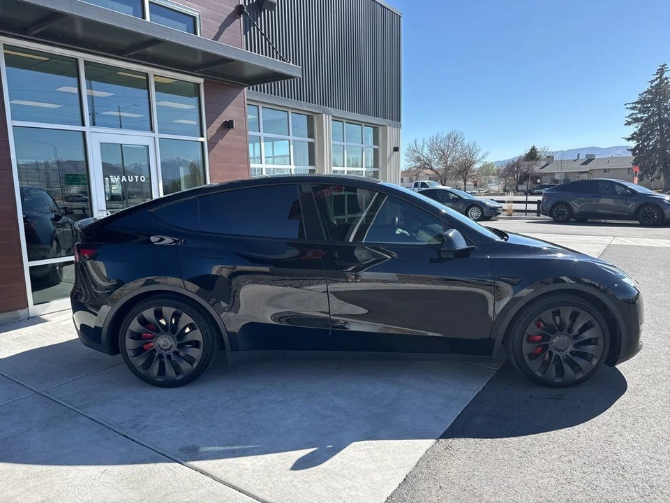 2022 Tesla Model Y Performance - Image 9 of 21