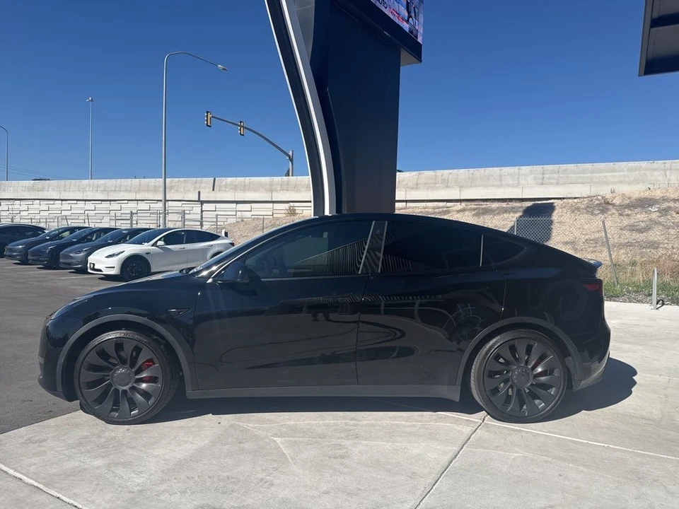2022 Tesla Model Y Performance - Image 5 of 21