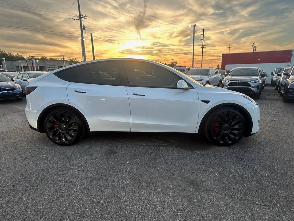 2022 Tesla Model Y Performance - Image 9 of 12