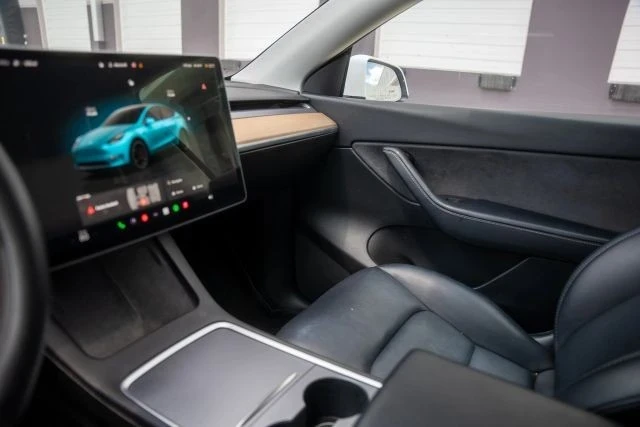 2022 Tesla Model Y Performance - Image 14 of 21