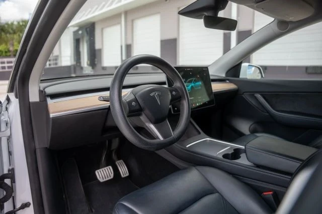 2022 Tesla Model Y Performance - Image 9 of 21