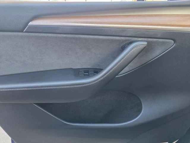 2022 Tesla Model Y Performance - Image 17 of 21