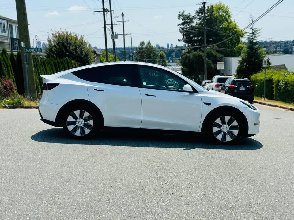 2022 Tesla Model Y - Image 5 of 11