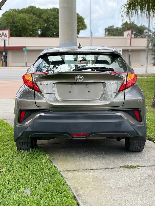 2022 Toyota C-HR - Image 11 of 18