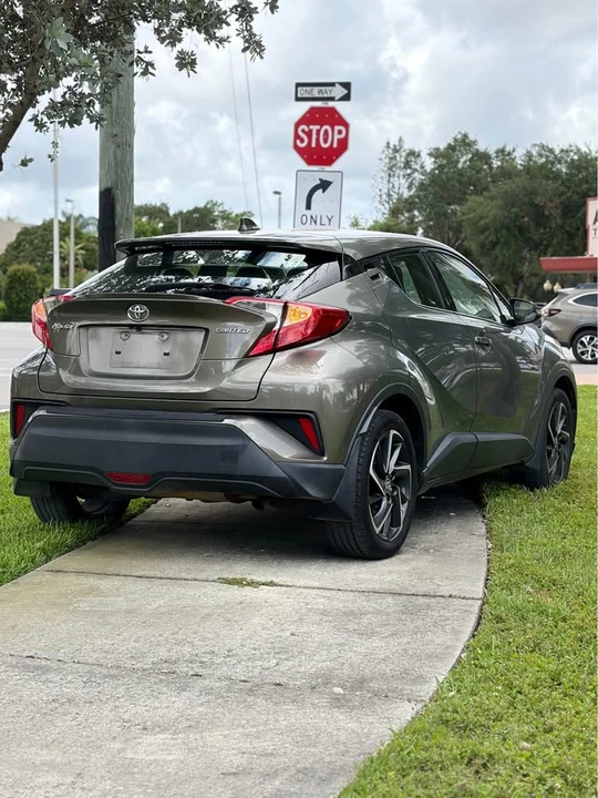 2022 Toyota C-HR - Image 12 of 18