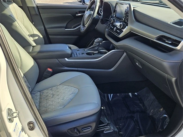2022 Toyota Highlander - Image 17 of 21