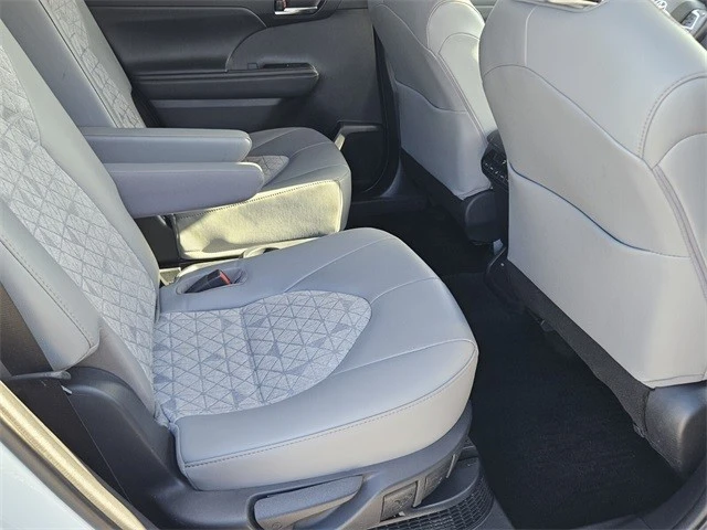 2022 Toyota Highlander - Image 15 of 21