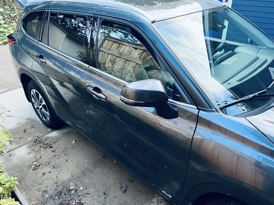 2022 Toyota Highlander - Image 2 of 11