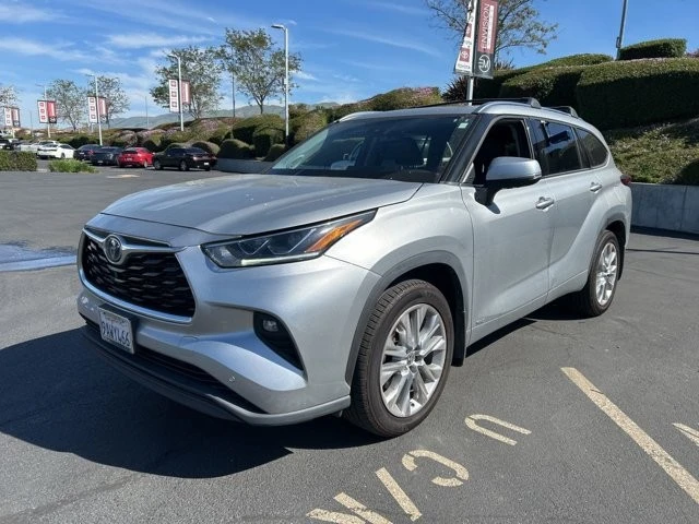2022 Toyota Highlander - Image 2 of 15