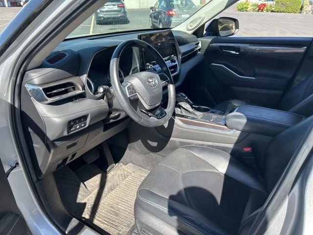 2022 Toyota Highlander - Image 10 of 15