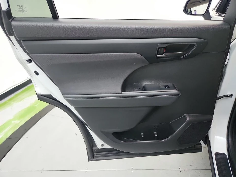 2022 Toyota Highlander - Image 14 of 21
