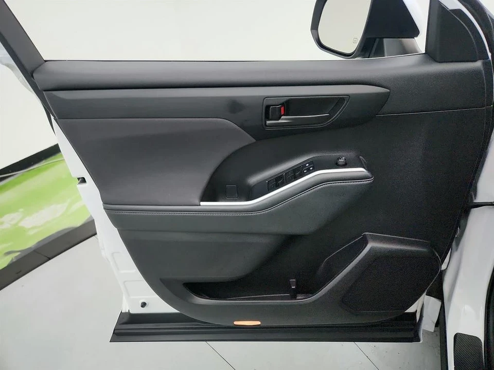2022 Toyota Highlander - Image 12 of 21