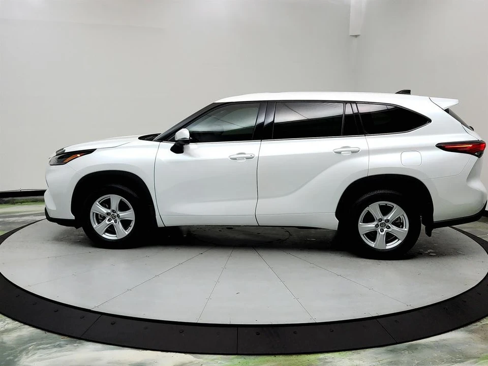 2022 Toyota Highlander - Image 8 of 12