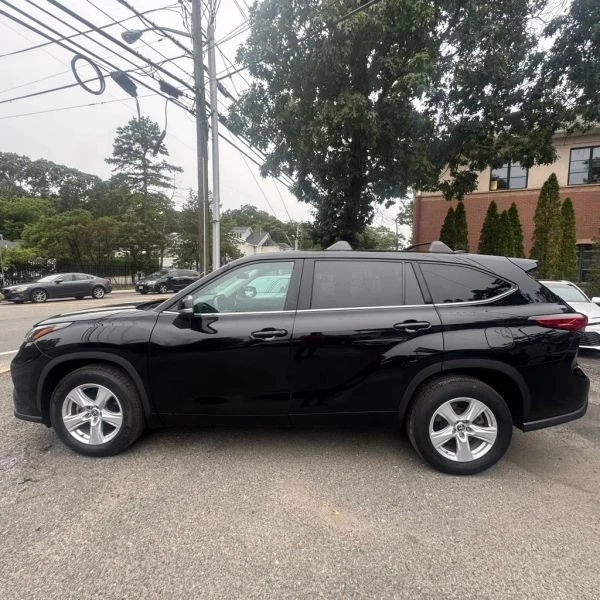 2022 Toyota Highlander - Image 3 of 12