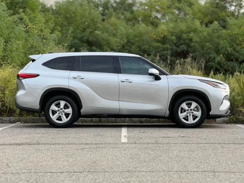 2022 Toyota Highlander - Image 9 of 12