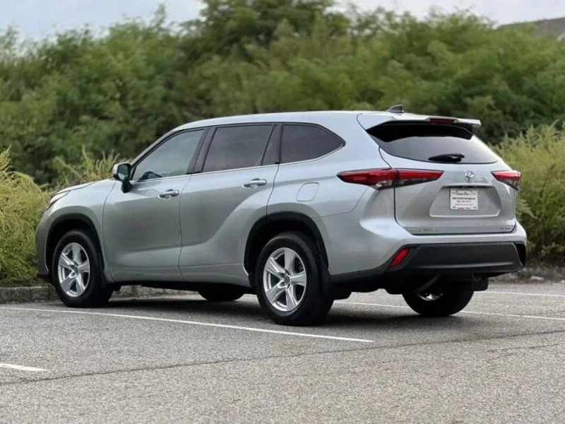 2022 Toyota Highlander - Image 6 of 12