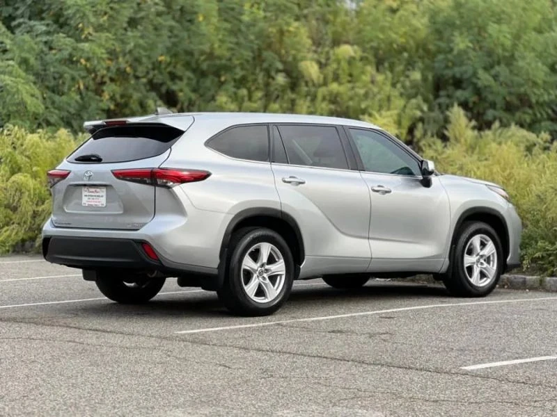 2022 Toyota Highlander - Image 8 of 12
