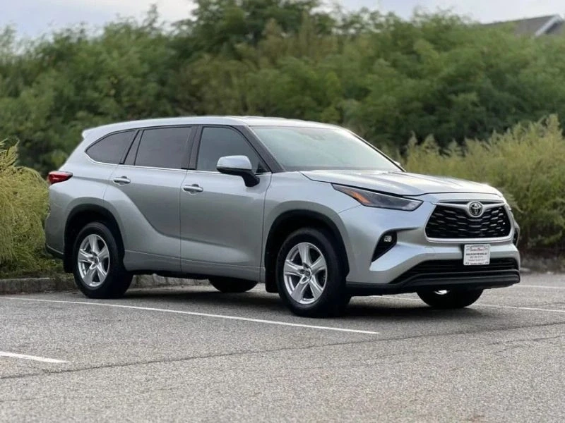 2022 Toyota Highlander - Image 2 of 12
