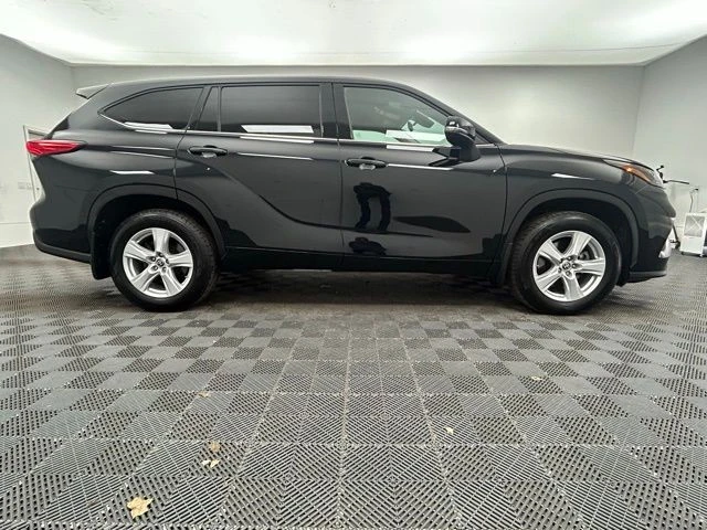 2022 Toyota Highlander - Image 9 of 12