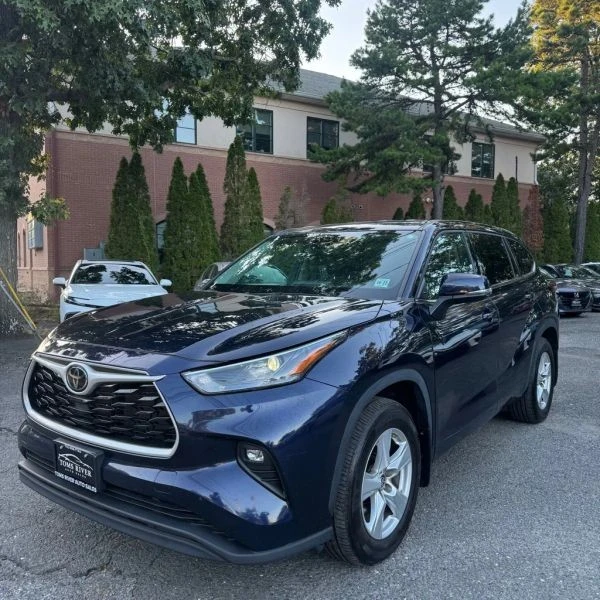 2022 Toyota Highlander - Image 2 of 12